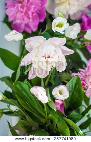 Elegant Flower Decoration On The Table In Restaurant For An Event Party Or Wedding Wedding Table