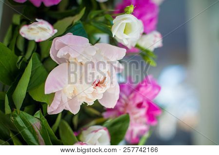 Elegant Flower Decoration On The Table In Restaurant For An Event Party Or Wedding Wedding Table