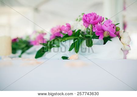 Elegant Flower Decoration On The Table In Restaurant For An Event Party Or Wedding Wedding Table