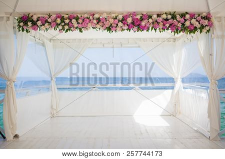 Elegant Flower Decoration On The Table In Restaurant For An Event Party Or Wedding Wedding Table