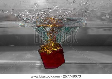 Red Box ( Su Içinde Kırmızı Kutu)