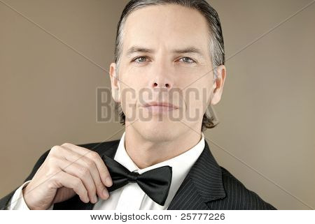 Pewnie Pan w Tux dostosowuje Bowtie