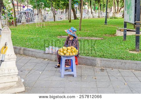 Phnom Penh, Cambodia - April 8, 2018: Woman With The Typical Cambodian Clothes  Selling Mangos In A 