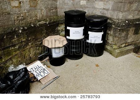 La basura y el reciclaje área en th ocupan campamento de Exeter