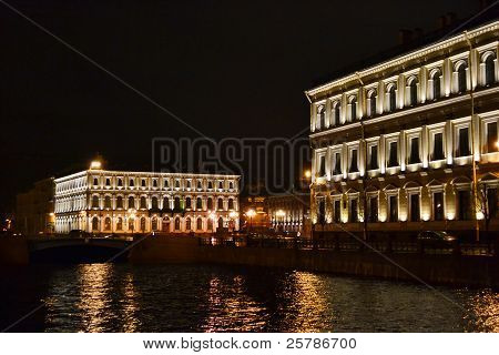 St. Petersburg gece Moika Nehri'nin görünümü