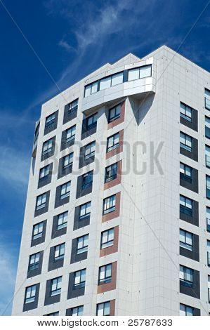 hübsche raufende ist ein Gebäude sehr und Leben oder Büros zu montieren