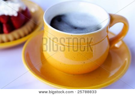 Tasse Kaffee und Erdbeere Kuchen auf gelbes Gericht ware