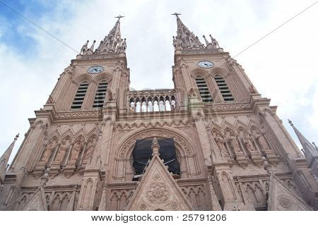 Forreste udsigt over basilikaen af Lujan. Blå himmel og smuk solskinsdag