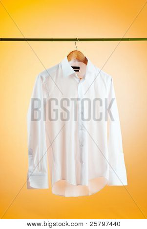 Camicia appesa al gancio