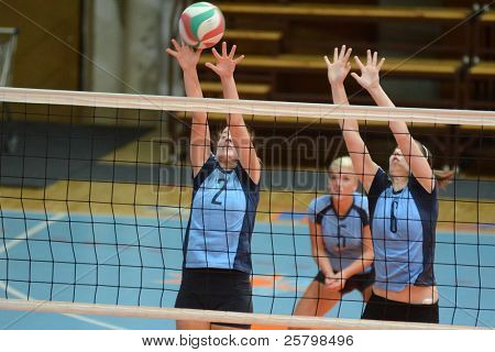 KAPOSVAR, Ungarn - 16 oktober: Zsanett Pinter (blå 2) i aktion på den ungarske NB I. League woma