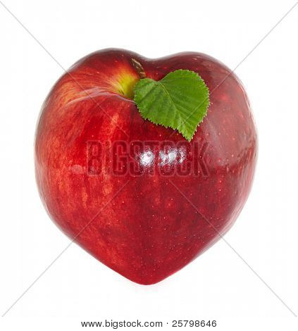 Červené jablko jako symbol srdce izolovaných na bílém pozadí