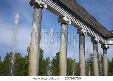 Fontána jónskými sloupy v Peterhof, Rusko