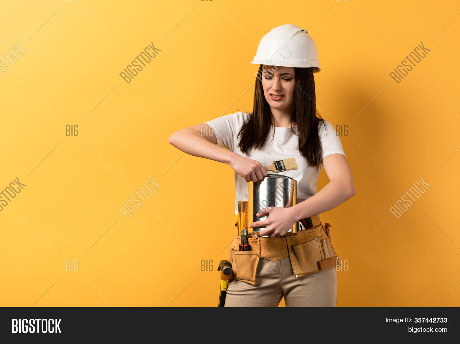 банка в руке. женщина открывает банку. девушка пробует сюрстремминг. девушка открыла банку. женщина открывает банку.