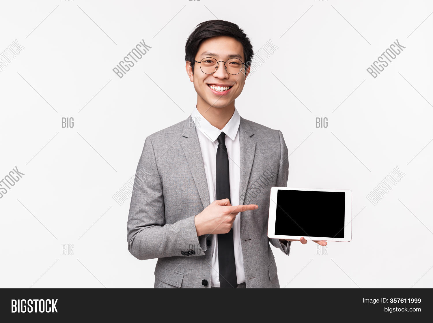 Азиат бизнесмен. Умные азиаты. Азиатский программист. Китайские школьники. Азиаты умнее.