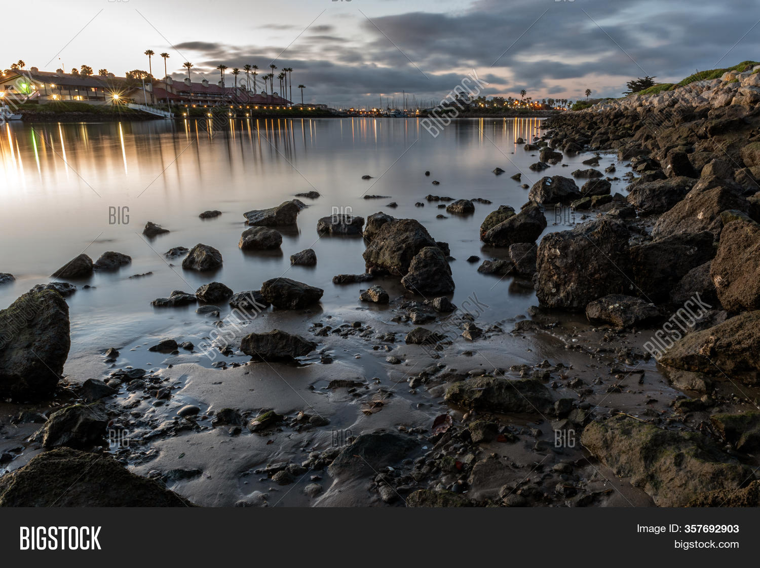 Large Rocks Scattered Scattered Rocks 图片和照片(免费试用) | Bigstock