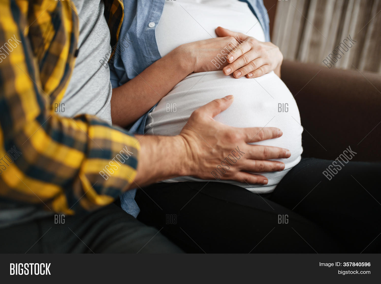 Фотосессия с животиком. Живот женщины. Прихоти беременных. Живот беременной. Смайлик на животе беременной.