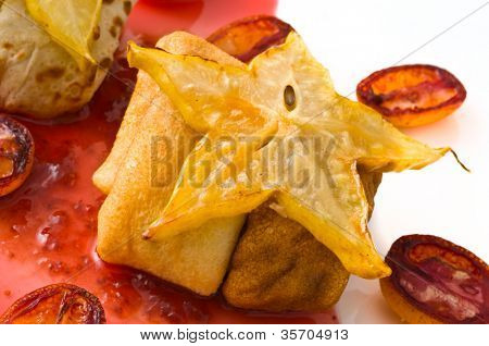 Pancakes con sciroppo e bacche