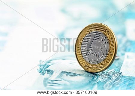 Details Of Banknotes Of 100 Reais From Brazil, And Brazilian Coins, With Selective Focus, Background