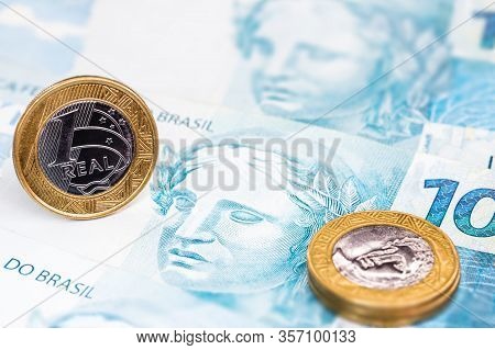 Details Of Banknotes Of 100 Reais From Brazil, And Brazilian Coins, With Selective Focus, Background