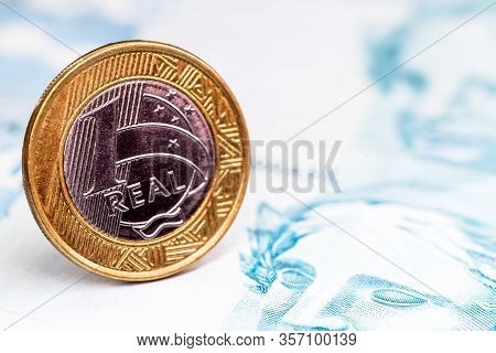 Details Of Banknotes Of 100 Reais From Brazil, And Brazilian Coins, With Selective Focus, Background