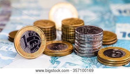 Details Of Banknotes Of 100 Reais From Brazil, And Brazilian Coins, With Selective Focus, Background