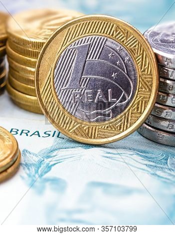 Details Of Banknotes Of 100 Reais From Brazil, And Brazilian Coins, With Selective Focus, Background