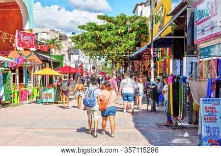Playa Del Carmen, Mexico - Dec. 26, 2019: Visitors Enjoy Shopping On Famous 5th Avenue In The Entert