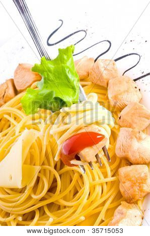 Spagetti tavuk dilim