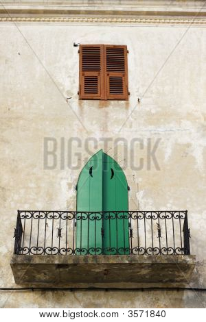 Tradiční, městský dům, balkon v Calvi Korsika