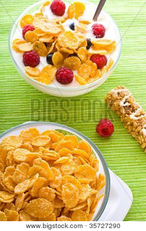 Cornflakes und frischen Beeren