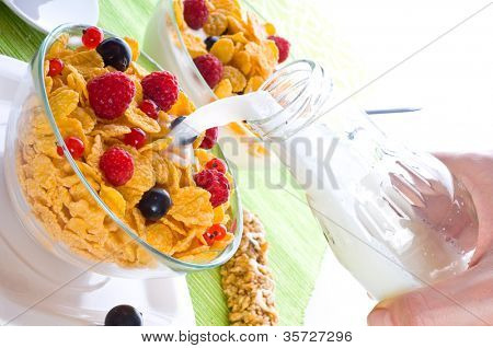 Cornflakes und frischen Beeren