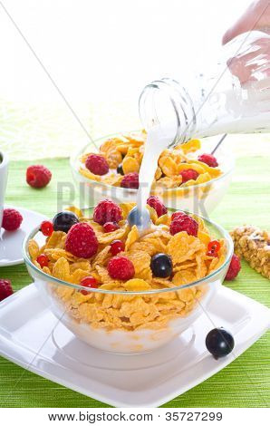 Cornflakes und frischen Beeren