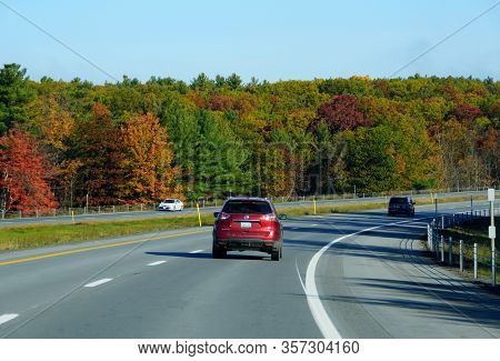 Wellesley Island, New York, U.s.a - October 26, 2019 - The Traffic On The Highway Overlooking The St