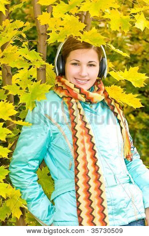 schöne junge Frau im Herbst-park