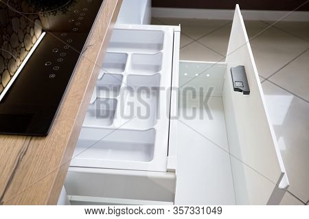 Solution For Placing Kitchen Utensils In Modern Kitchen - Horizontal Sliding Pullout Drawer Shelves 