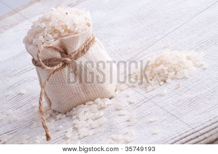 Riso crudo nel sacco piccolo