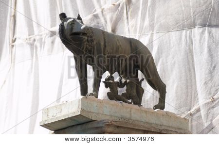 Wilczyca kapitolińska niemowlę ssie bliźniacy Romulus i Remus