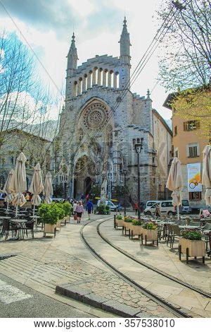 Soller, Mallorca / Spain - March 22 2018: Few Toruists Walking In The Town Center Of Soller During E