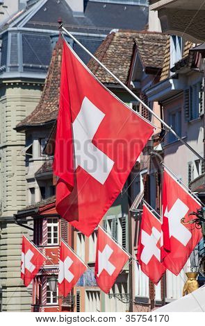Gamle gade Augustinergasse i Zürich dekoreret med schweiziske flag
