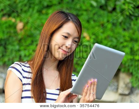 mladá žena pomocí dotykového tabletu