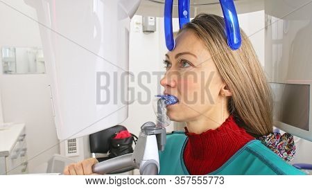 Doctor To Take A Image 3dx-ray Machine 3d Digital Scanner Tomography Of Teeth And Jaw In Modern Labo