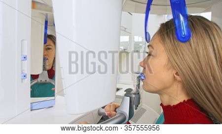 Doctor To Take A Image 3dx-ray Machine 3d Digital Scanner Tomography Of Teeth And Jaw In Modern Labo