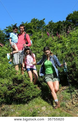 Familia en un día de senderismo, descenso