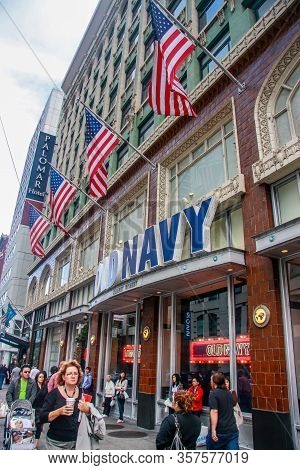 San Francisco, Usa - Sept 19, 2010: People Enter Old Navy Retail Shop On Market Street In San Franci