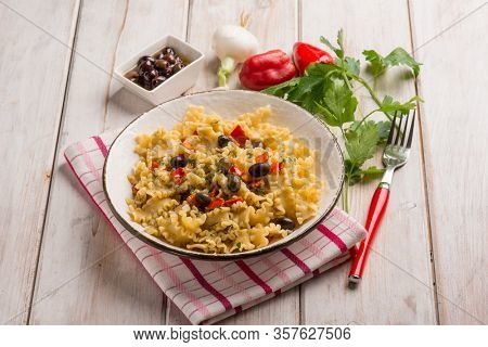 mafalde pasta with capsicum black olives and onions