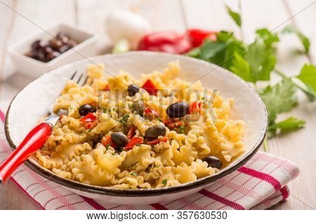 mafalde pasta with capsicum black olives and onions