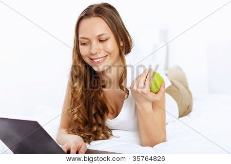 Not Defteri ile genç bir kadın portresi