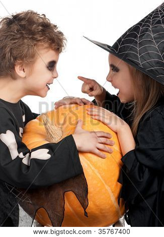 Chlapec a dívka, která nosí kostým halloween s dýní na bílém pozadí