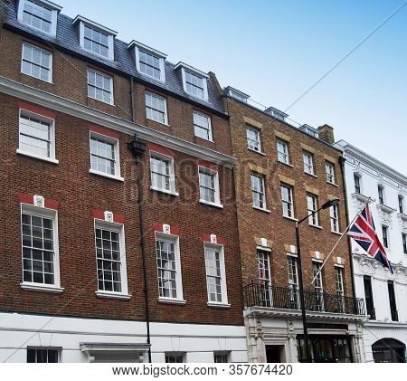London / England, Uk - April 8, 2008: Savile Row Is The Palace Where A Famous Group Play On The Roof