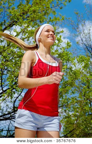 Ritratto di una giovane donna jogging con un walkman
